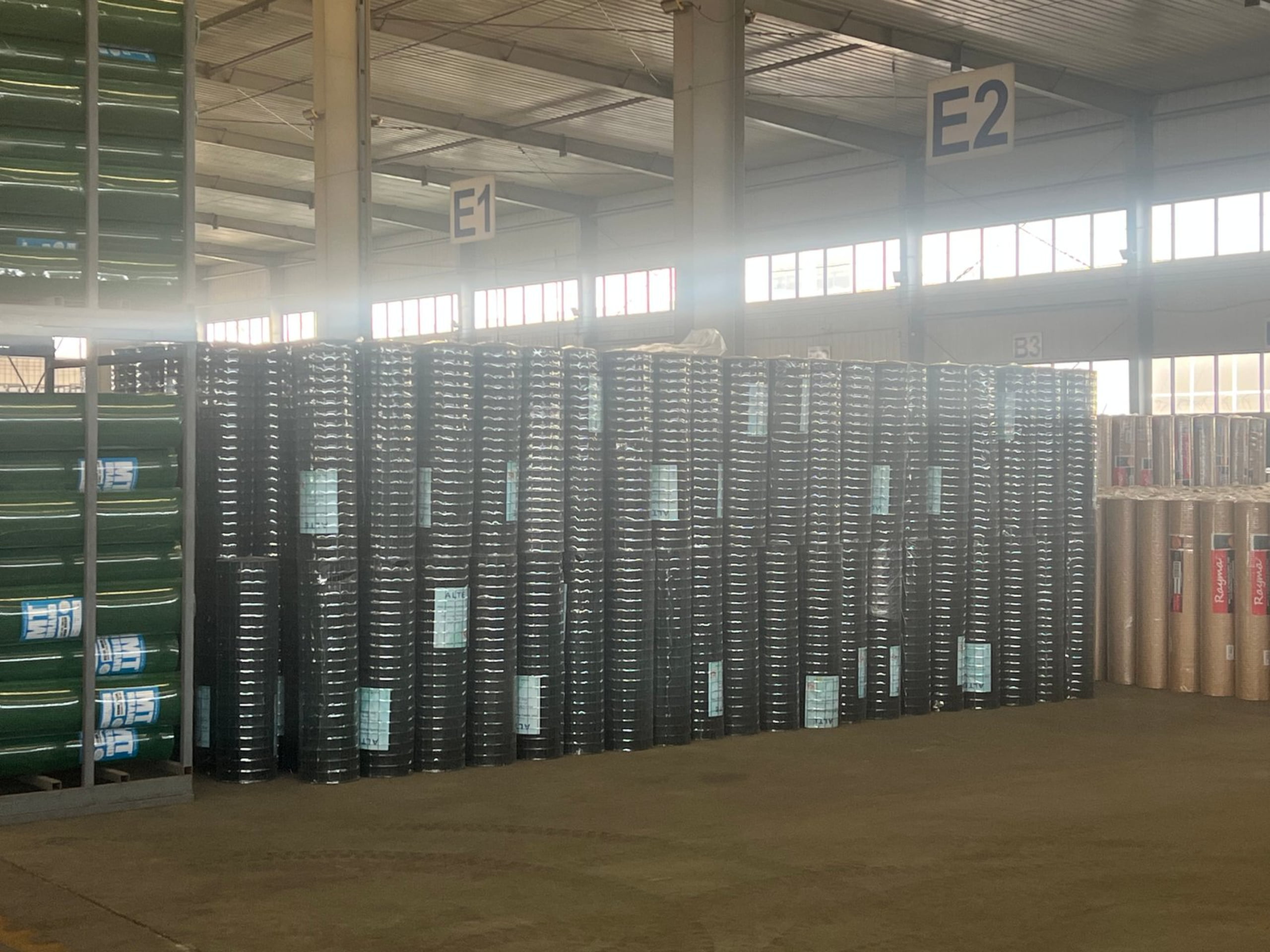 Exterior and interior view of Chinese wire mesh factory workshop